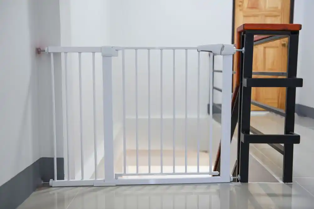 Barieră pentru scări și uși albă - Direct din fabrică