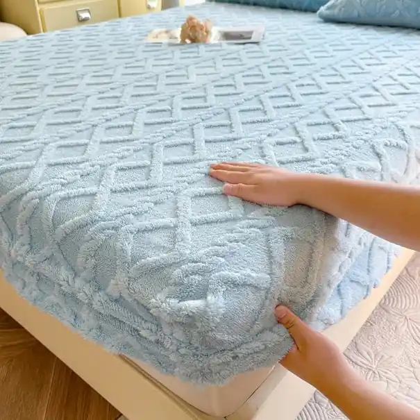 Cearceaf elastic din flanel 180 × 220 cm, Cearceaf moale și cald, se menține pe loc, model cu pătrate și valuri | Stoc limitat